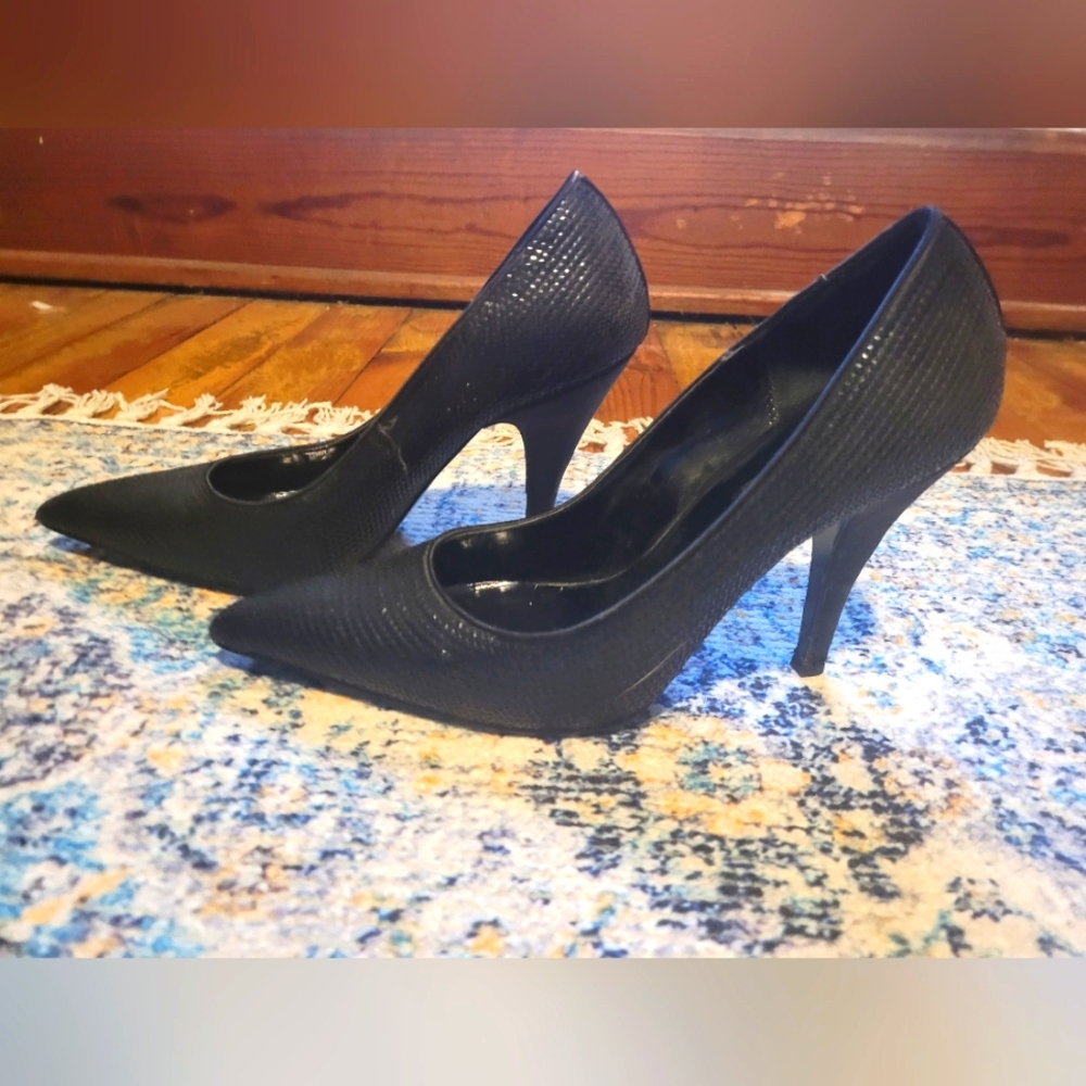 Black sparkly pumps
